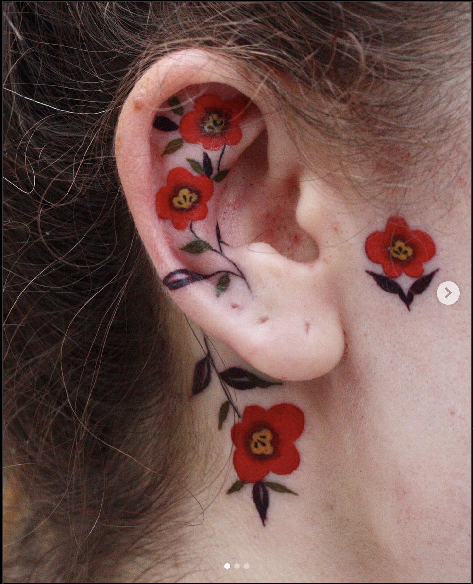 Des coquelicots tatoués sur une oreille